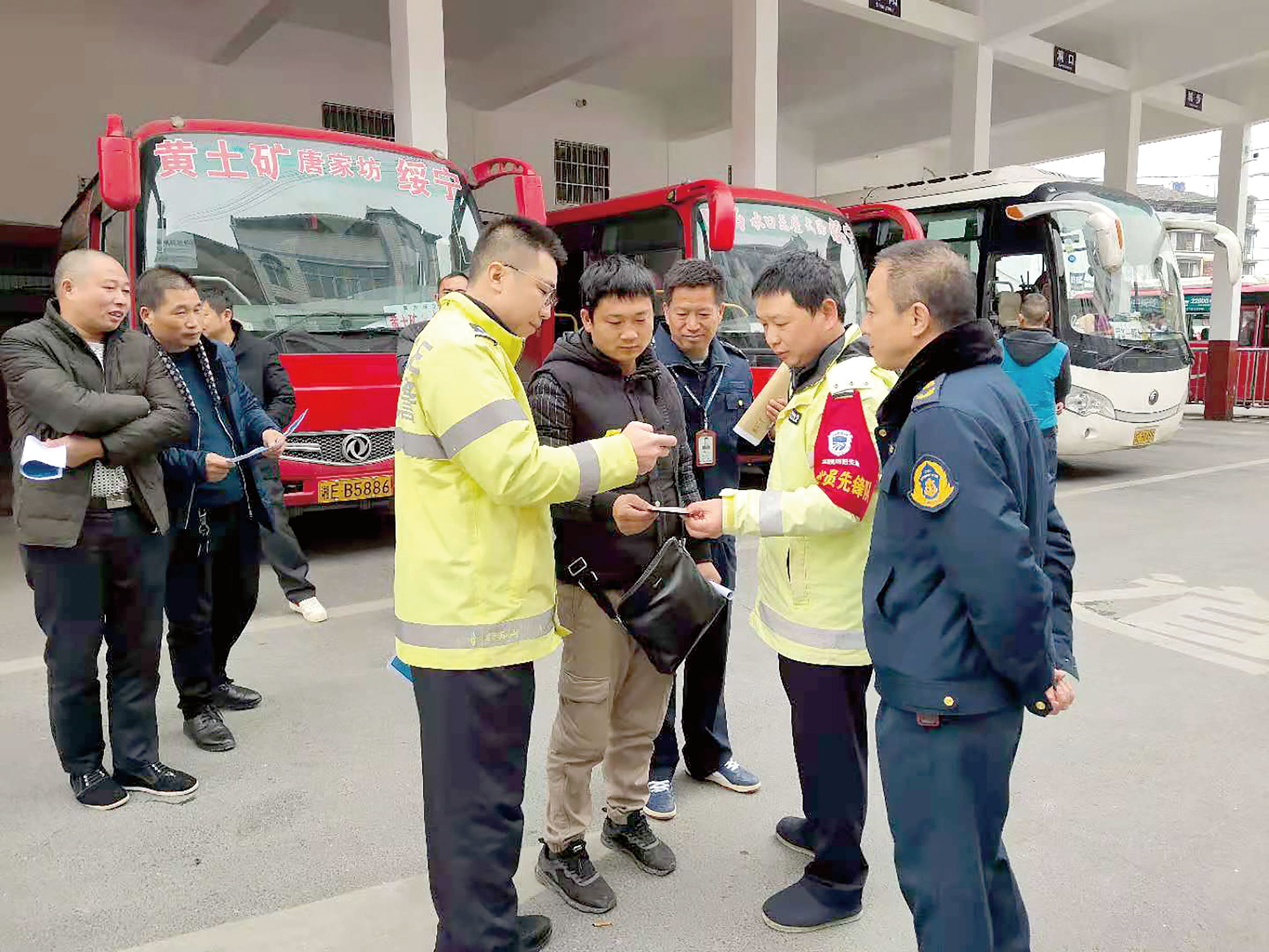 12月2日是全國交通安全日。當(dāng)天上午10時，綏寧分公司汽車總站舉行“知危險會避險、安全文明出行——關(guān)注農(nóng)村交通安全、暢行美麗鄉(xiāng)村”122交通安全日主題宣傳活動。 ? 此活動用生動的事例教育廣大從業(yè)人員樹立美麗鄉(xiāng)村安全暢行責(zé)任意識、服務(wù)意識，進(jìn)一步增強(qiáng)廣大從業(yè)人員安全事故的防范意識、辨別意識，緊急避險應(yīng)急處理方法。 省高速交警綏寧大隊、綏寧縣運管所等負(fù)責(zé)人到活動現(xiàn)場進(jìn)行指導(dǎo)。  劉永松